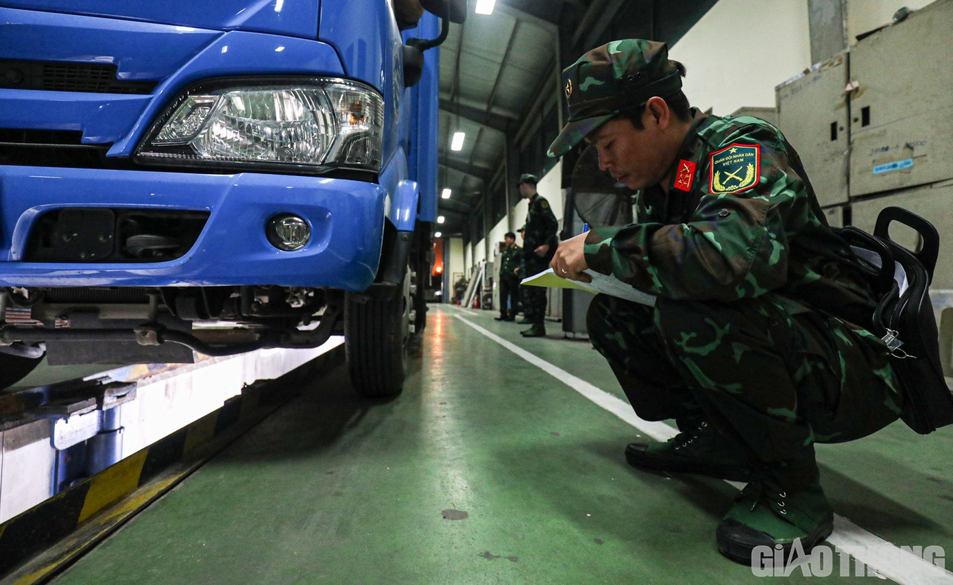 Lực lượng quân đội đang hỗ trợ đăng kiểm xe (ảnh: Báo Giao thông). Lực lượng quân đội đang hỗ trợ đăng kiểm xe (ảnh: Báo Giao thông).