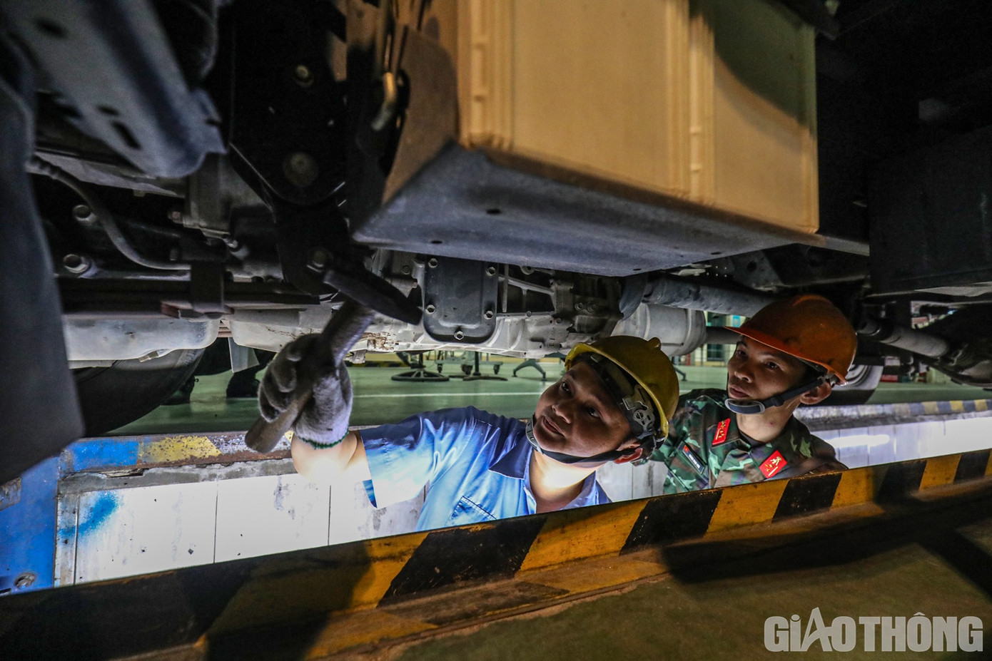 Các kiểm định viên được hướng dẫn và trực tiếp thực hành 5 công đoạn trong quy trình kiểm định xe cơ giới dân sự.