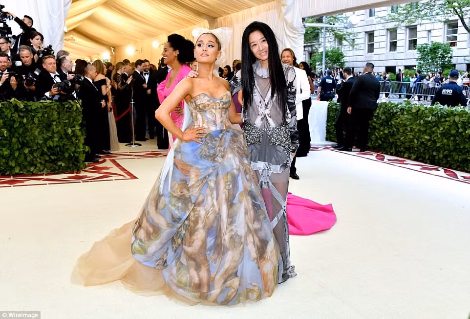 Kim Kardashian, Jennifer Lopez siêu gợi cảm trên thảm đỏ Met Gala 2018 ảnh 37
