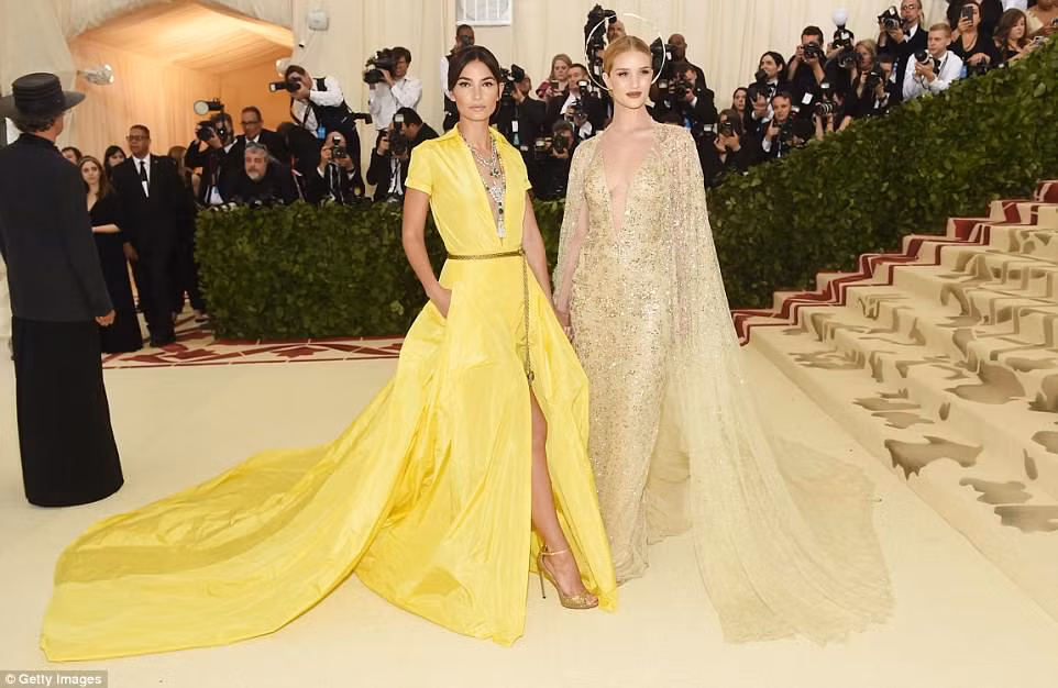 Kim Kardashian, Jennifer Lopez siêu gợi cảm trên thảm đỏ Met Gala 2018 ảnh 32
