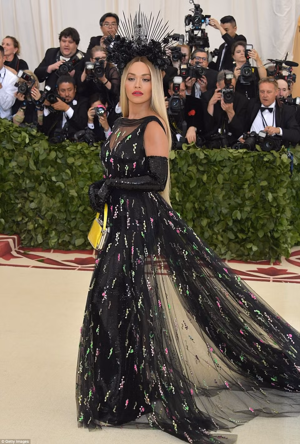 Kim Kardashian, Jennifer Lopez siêu gợi cảm trên thảm đỏ Met Gala 2018 ảnh 16