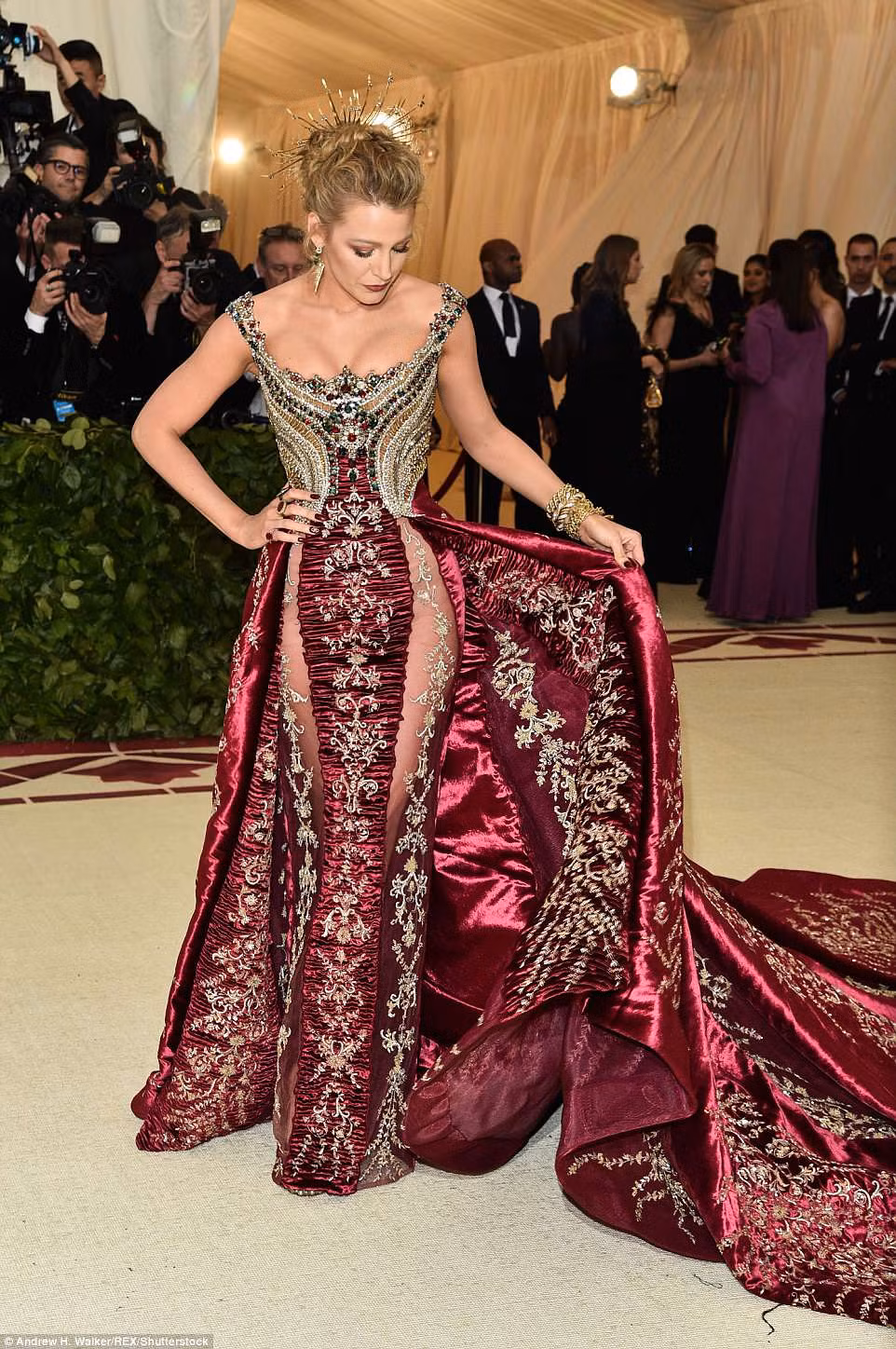 Kim Kardashian, Jennifer Lopez siêu gợi cảm trên thảm đỏ Met Gala 2018 ảnh 35