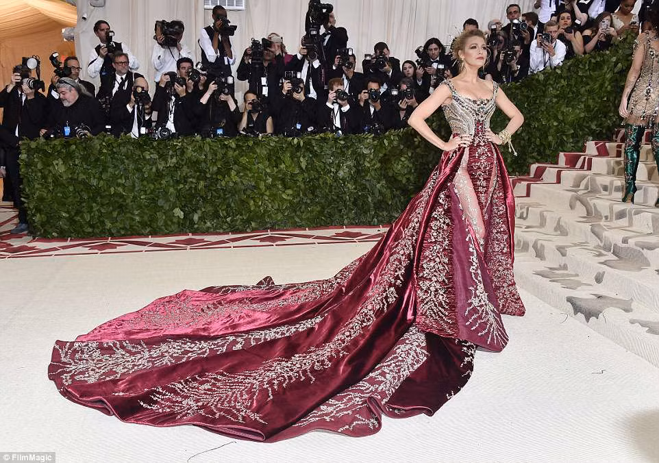 Kim Kardashian, Jennifer Lopez siêu gợi cảm trên thảm đỏ Met Gala 2018 ảnh 33