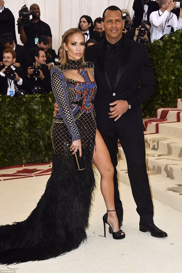 Kim Kardashian, Jennifer Lopez siêu gợi cảm trên thảm đỏ Met Gala 2018 ảnh 14