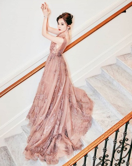 Mỹ nữ Tân Cương diện váy voan xẻ ngực giống Kendall Jenner tại Cannes ảnh 2