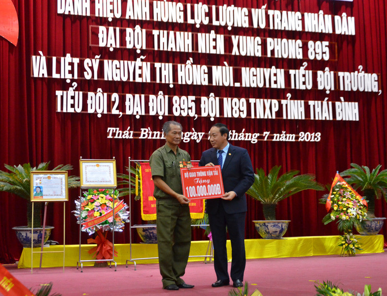 Thứ trưởng Bộ Giao thông Vận tải Nguyễn Hồng Trường trao tặng 100 triệu đồng cho Hội Cựu Thanh niên xung phong tỉnh Thái Bình. Thứ trưởng Bộ Giao thông Vận tải Nguyễn Hồng Trường trao tặng 100 triệu đồng cho Hội Cựu Thanh niên xung phong tỉnh Thái Bình