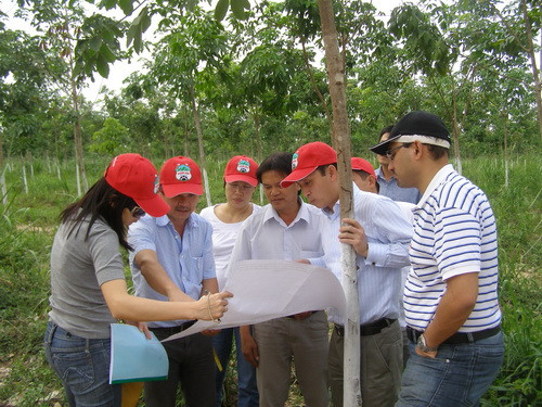 Ông Đoàn Nguyên Đức đưa các nhà đầu tư tham quan rừng cao su tại Atapeu ( Lào).