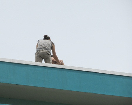 Người của trường lên tiếp cận, dỗ cháu xuống nhưng cháu chưa chịu ngay khiến có lúc cả hai chồm về phía lan can tầng thượng rất nguy hiểm