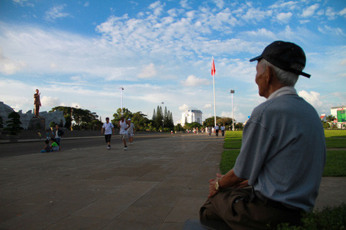 Ông Nay Pơ nhìn từng đàn chim bay về bên tượng đài Bác Hồ