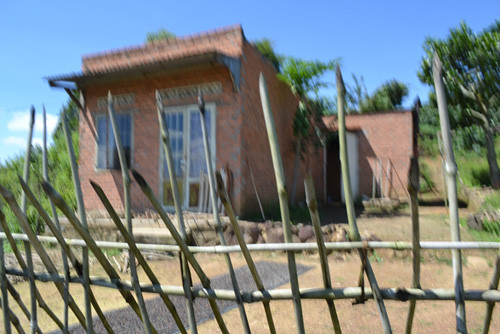 Cổng nhà luôn đóng kín. Cổng nhà luôn đóng kín