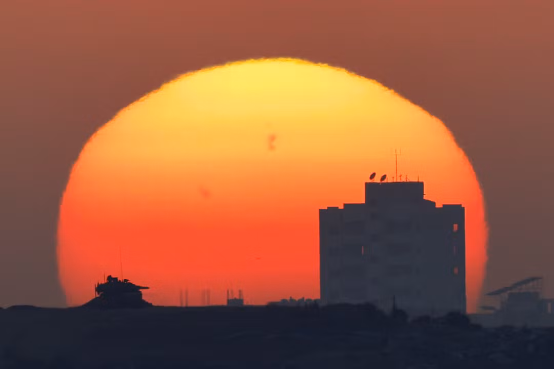 Một chiếc xe tăng của Israel được sử dụng ở Dải Gaza, gần biên giới Israel-Gaza, nhìn từ Israel, ngày 29/5/2025. Ảnh: Reuters.