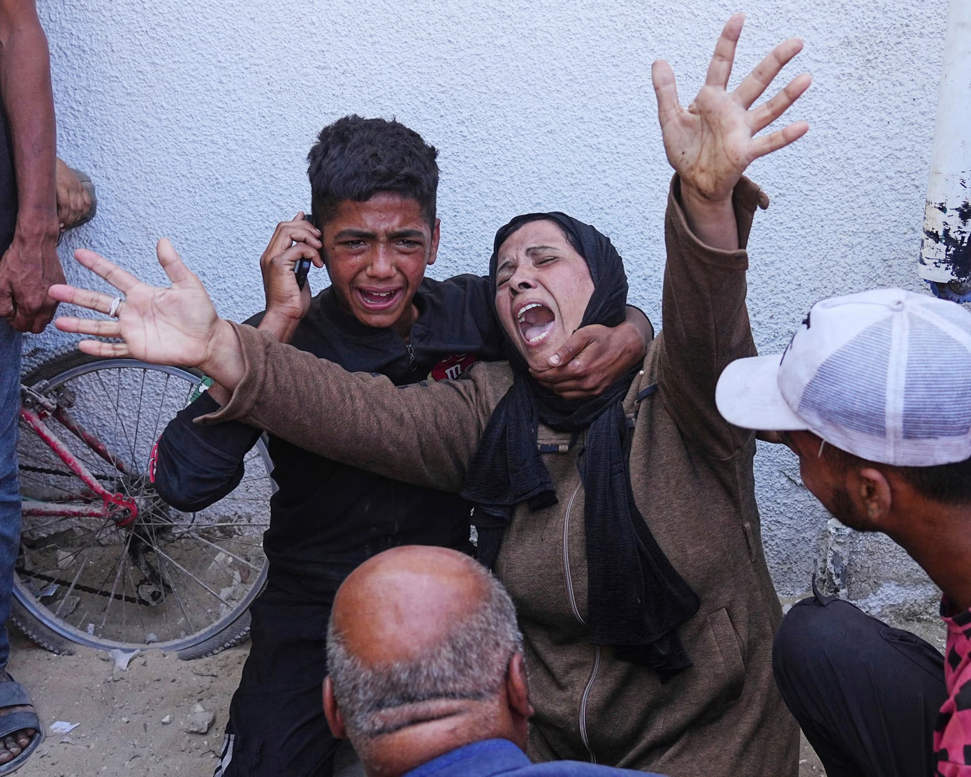 Một phụ nữ Palestine đau buồn trước cái chết của con mình (thiệt mạng trong cuộc không kích của quân đội Israel vào ngày 19/6/2026. Ảnh: AP.