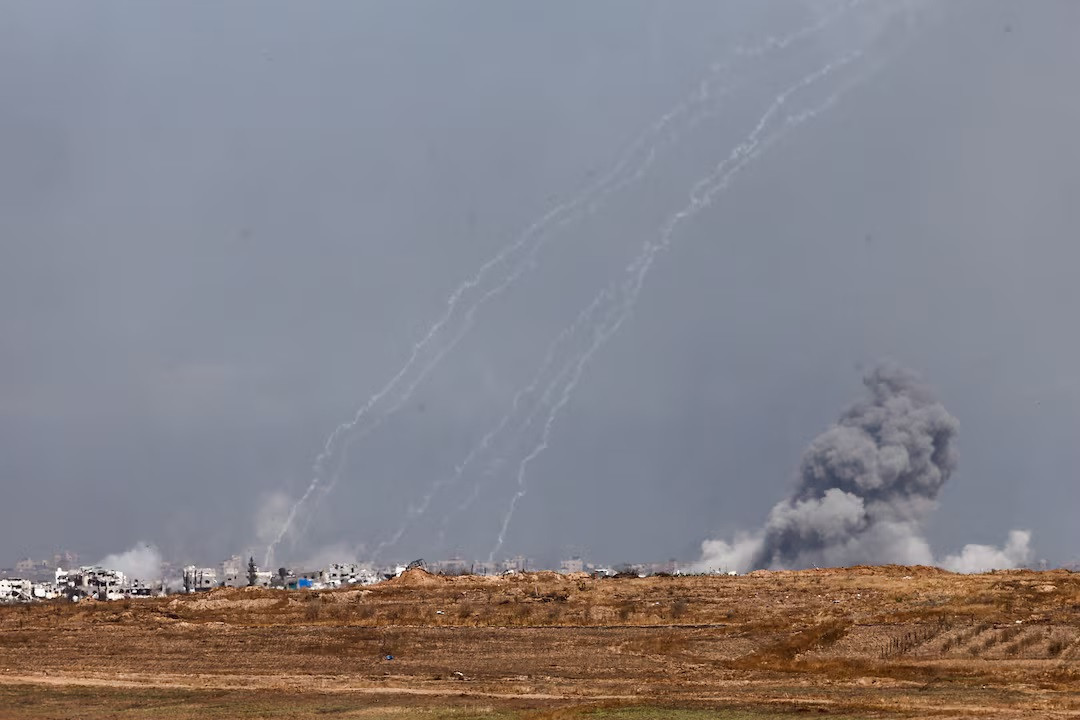 Khói bốc lên từ Dải Gaza sau một vụ nổ, gần biên giới Israel-Gaza, nhìn từ Israel, ngày 30/5/2025. Ảnh: Reuters.