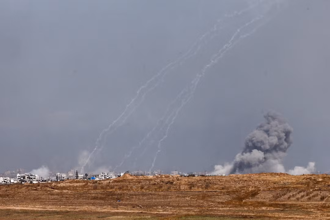 Khói bốc lên từ Dải Gaza sau một vụ nổ, gần biên giới Israel-Gaza, nhìn từ Israel, ngày 30/5/2025. Ảnh: Reuters.
