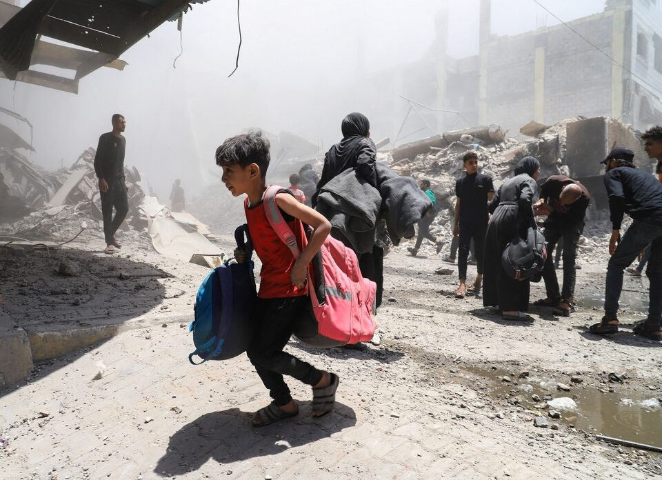 Người dân Palestine sơ tán sau cuộc không kích của Israel vào một ngôi nhà ở thành phố Gaza, ngày 30/5/2025. Ảnh: Reuters.