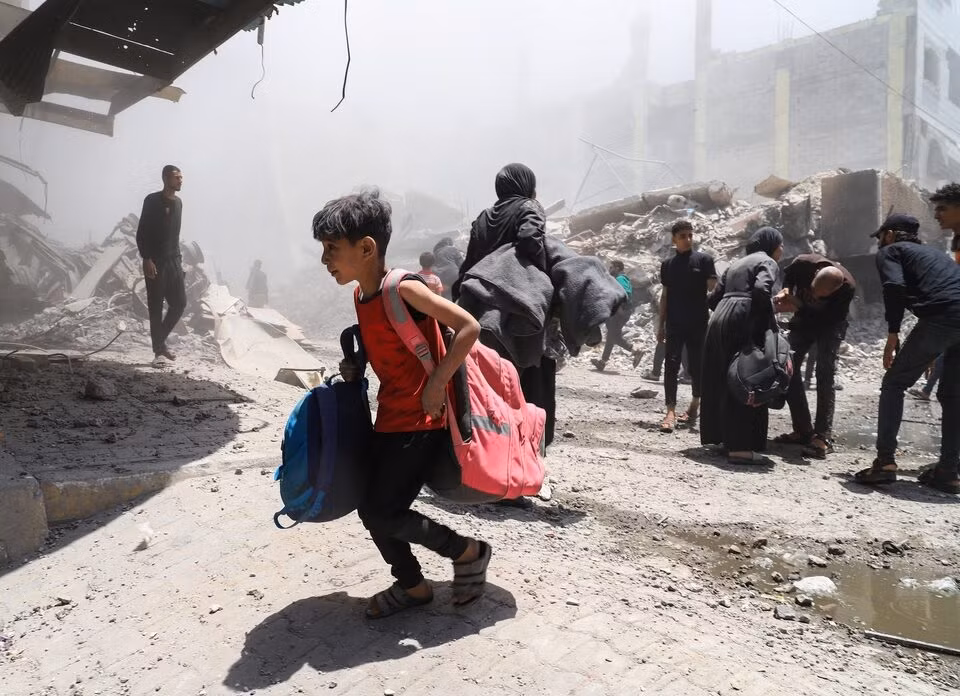 Người dân Palestine sơ tán sau cuộc không kích của Israel vào một ngôi nhà ở thành phố Gaza, ngày 30/5/2025. Ảnh: Reuters.