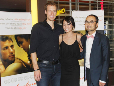 Jogn Ruby (trái) cùng bạn diễn Porter Lynn và đạo diễn Nguyễn Đức Minh tại Hà Nội. Jogn Ruby (trái) cùng bạn diễn Porter Lynn và đạo diễn Nguyễn Đức Minh tại Hà Nội