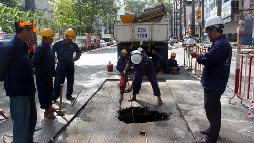 Công nhân khắc phục hiện trường hố tử thần