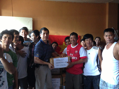Đại sứ quán Việt Nam tại Philippines cấp hàng cứu trợ cho người Việt bị ảnh hưởng bởi bão Haiyan. Đại sứ quán Việt Nam tại Philippines cấp hàng cứu trợ cho người Việt bị ảnh hưởng bởi bão Haiyan