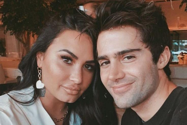 Max Ehrich từng là hôn thê của ca sĩ Demi Lovato.