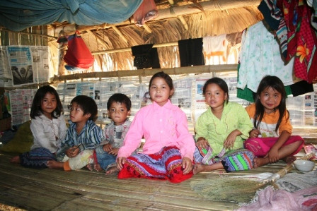 Mới 11 tuổi, nhưng em Sùng Thị Dợ (áo hồng) đã phải vừa học vừa lo chăm sóc 5 em nhỏ.