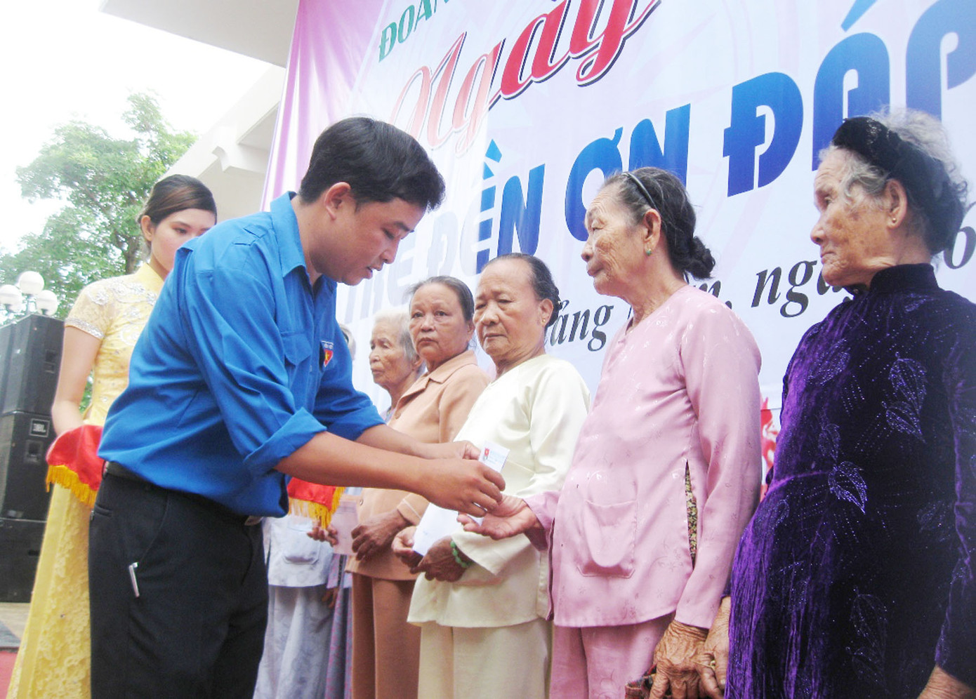 Bí thư huyện Đoàn Điện Bàn trao quà cho Mẹ VNAH, thân nhân liệt sĩ