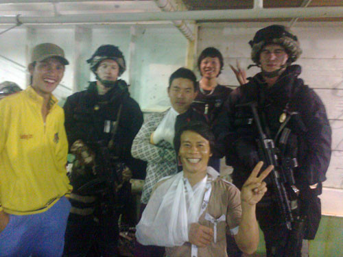 Các thủy thủ chụp ảnh chung với lực lượng đặc nhiệm chống cướp biển (thủy thủ NguyễnVăn Thủy bìa trái, thủy thủ Nguyễn Văn Tiến tay băng bó ngồi giữa). Ảnh: Thanh Niên Các thủy thủ chụp ảnh chung với lực lượng đặc nhiệm chống cướp biển (thủy thủ Nguyễn Văn Thủy bìa trái, thủy thủ Nguyễn Văn Tiến tay băng bó ngồi giữa)