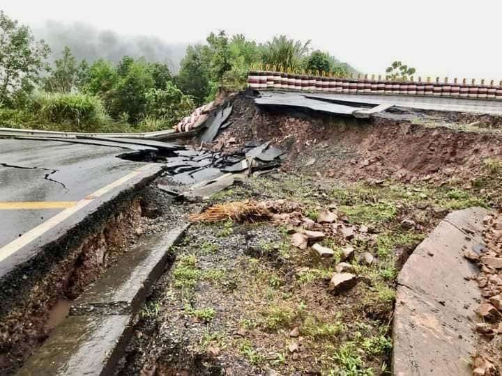 Hiện trường sụt lở trên Quốc lộ 15D lên Cửa khẩu Quốc tế La Lay. Hiện trường sụt lở trên Quốc lộ 15D lên Cửa khẩu Quốc tế La Lay.