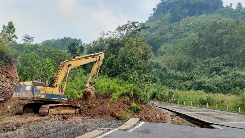 Các đơn vị thi công đang khẩn trương mở tuyến đường tạm. Các đơn vị thi công đang khẩn trương mở tuyến đường tạm.