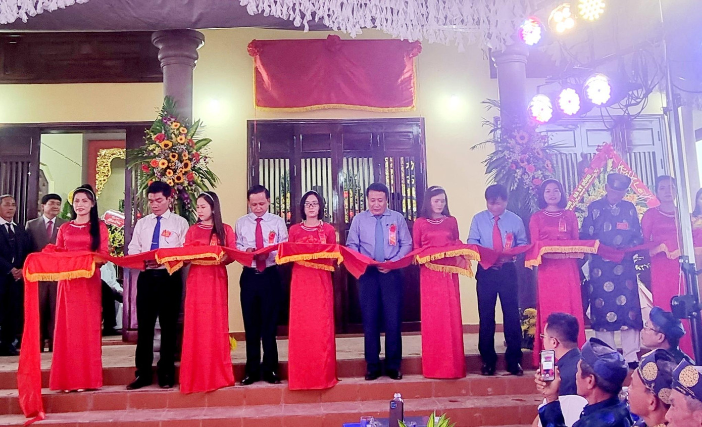 Phó Chủ tịch Thường trực UBND tỉnh Quảng Trị Hà Sỹ Đồng (giữa) và các đại biểu cắt băng khánh thành công trình. Phó Chủ tịch Thường trực UBND tỉnh Quảng Trị Hà Sỹ Đồng (giữa) và các đại biểu cắt băng khánh thành công trình.