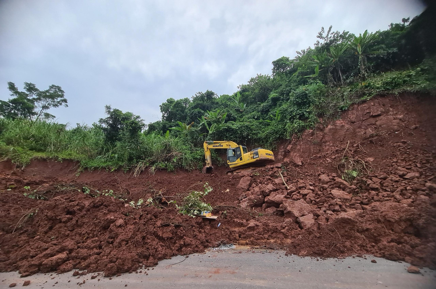 Huy động phương tiện khẩn trương thi công để thông tuyến Quốc lộ 15D lên Cửa khẩu Quốc tế La Lay vào ngày 25/10. Ảnh: Lê Trường.