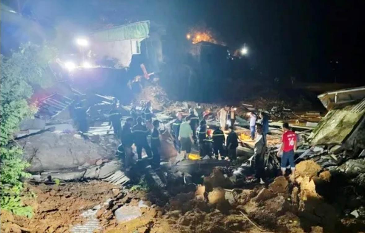 Lực lượng chức năng xuyên đêm tìm kiếm ông V.L trong đống đổ nát.