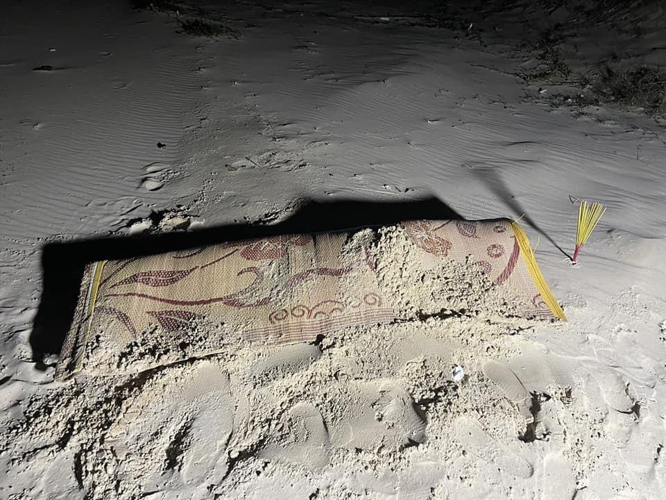 Lực lượng chức năng tỉnh Quảng Trị thông báo tìm người nhà cho thi thể nam vừa được phát hiện bên bờ biển xã Hải Khê, huyện Hải Lăng. Ảnh: BP. Lực lượng chức năng tỉnh Quảng Trị thông báo tìm người nhà cho thi thể nam vừa được phát hiện bên bờ biển xã Hải Khê, huyện Hải Lăng. Ảnh: BP.