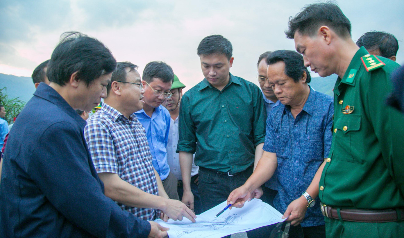 Phó Chủ tịch UBND tỉnh Lê Đức Tiến (áo kẻ sọc), Phó Tổng cục trưởng Tổng cục Đường bộ Việt Nam Nguyễn Xuân Ảnh (áo xanh giữa) và Giám đốc Sở Giao thông Vận tải Quảng Trị Trần Hữu Hùng (thứ 2, phải sang) kiểm tra hiện trường chiều 16/10, thống nhất phương án mở đoạn đường mới cách khu vực sụt lún 8m để đảm bảo giao thông trước mắt. Phó Chủ tịch UBND tỉnh Lê Đức Tiến (áo kẻ sọc), Phó Tổng cục trưởng Tổng cục Đường bộ Việt Nam Nguyễn Xuân Ảnh (áo xanh giữa) và Giám đốc Sở Giao thông Vận tải Quảng Trị Trần Hữu Hùng (thứ 2, phải sang) kiểm tra hiện trường chiều 16/10, thống nhất phương án mở đoạn đường mới cách khu vực sụt lún 8m để đảm bảo giao thông trước mắt.