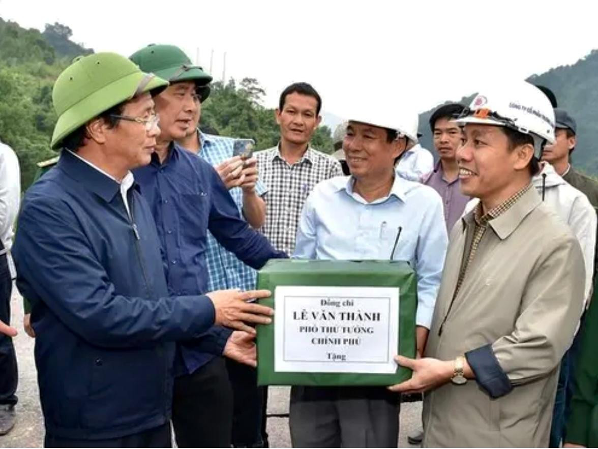 Phó Thủ tướng Lê Văn Thành tặng quà các đơn vị tham gia khắc phục sạt lún trên Quốc lộ 15D. Phó Thủ tướng Lê Văn Thành tặng quà các đơn vị tham gia khắc phục sạt lún trên Quốc lộ 15D.