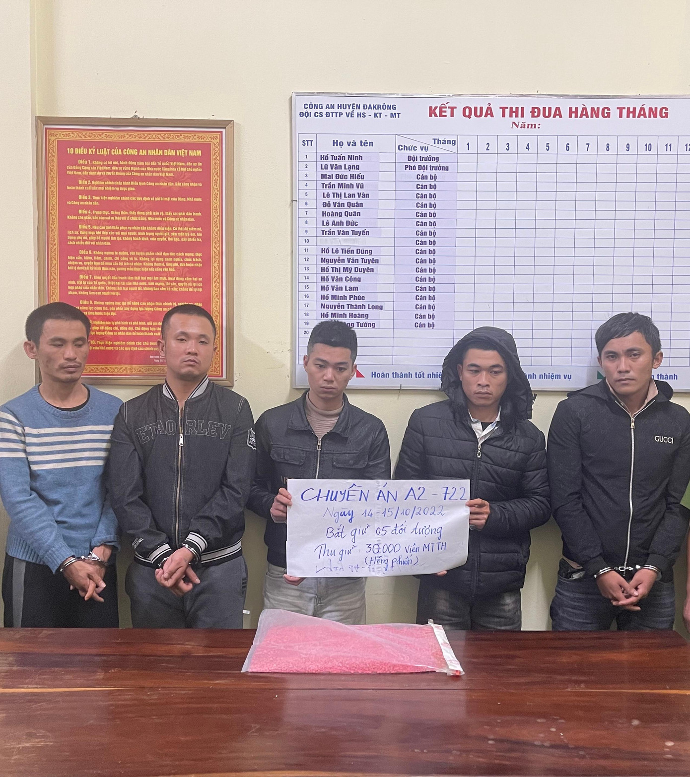 5 đối tượng cùng tang vật 30 ngàn viên ma túy tổng hợp. Ảnh: Mạnh Hùng.