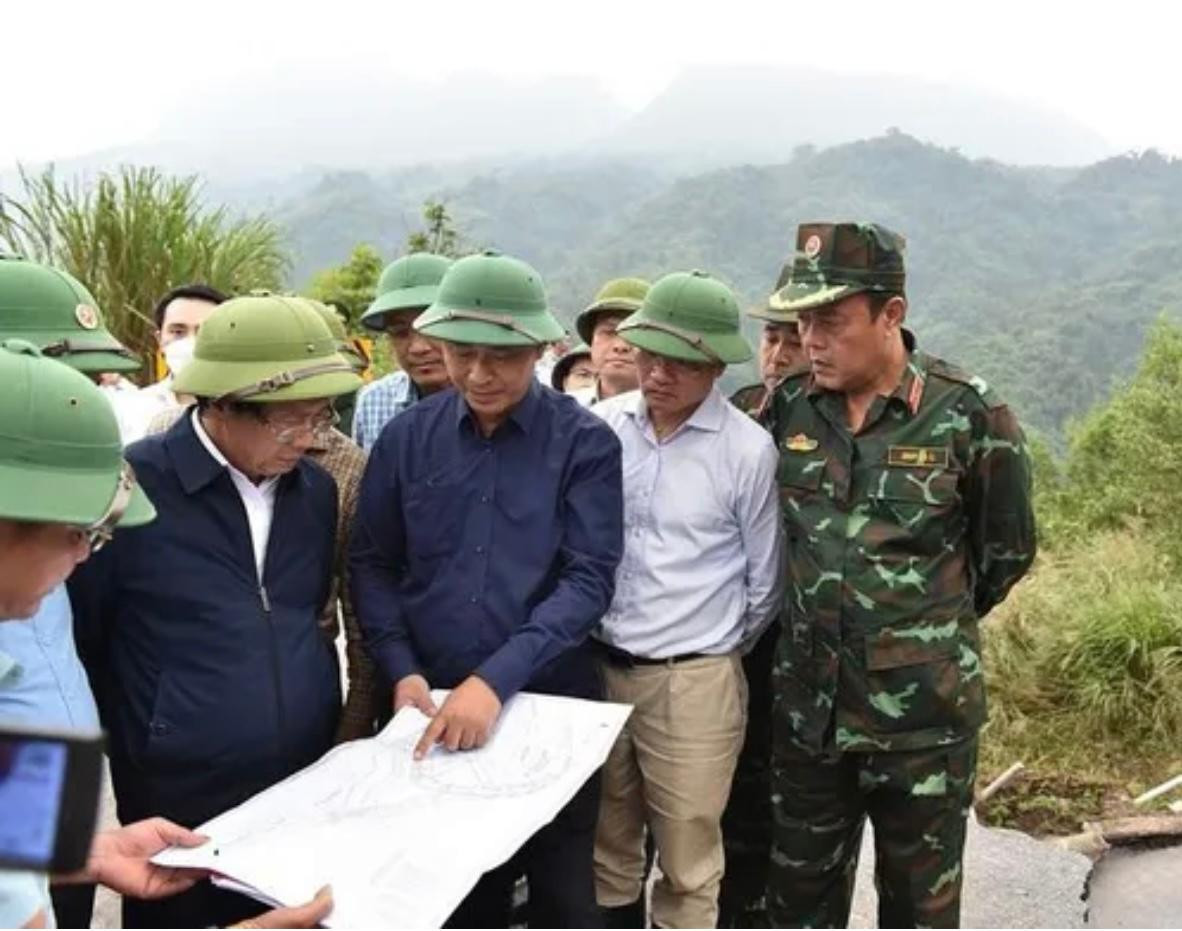 Phó Thủ tướng Lê Văn Thành kiểm tra điểm sạt lở trên Quốc lộ 15D. Phó Thủ tướng Lê Văn Thành kiểm tra điểm sạt lở trên Quốc lộ 15D.