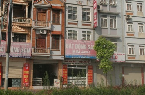 Dọc đường 32, một thời đình đám của các dự án, nhiều biển hiệu bất động sản bạc màu