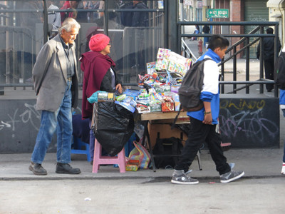 Hàng hóa được bán ngay trên vỉa hè