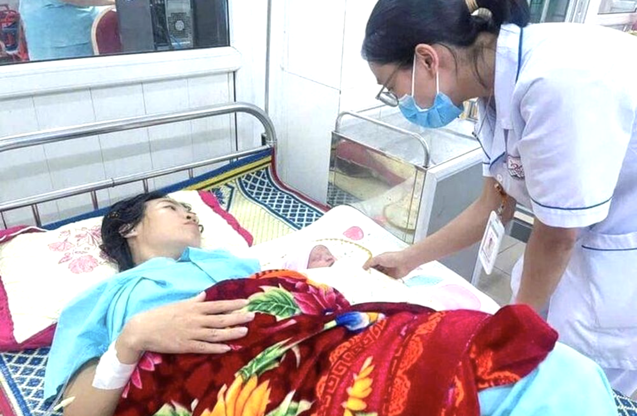 Sức khỏe của sản phụ N.T.H. và em bé ổn định sau sinh. Ảnh: BVĐKQT Sức khỏe của sản phụ N.T.H. và em bé ổn định sau sinh. Ảnh: BVĐKQT