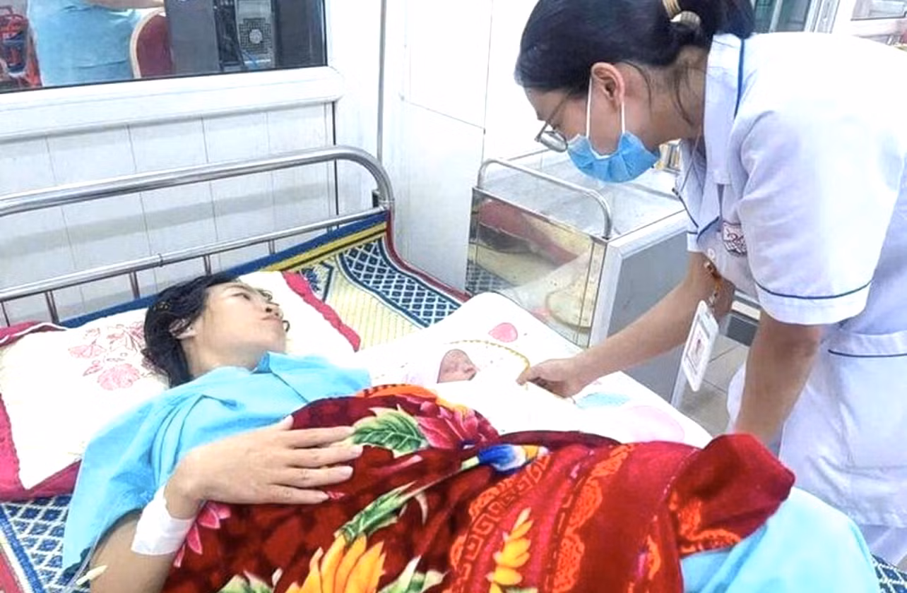 Sức khỏe của sản phụ N.T.H. và em bé ổn định sau sinh. Ảnh: BVĐKQT