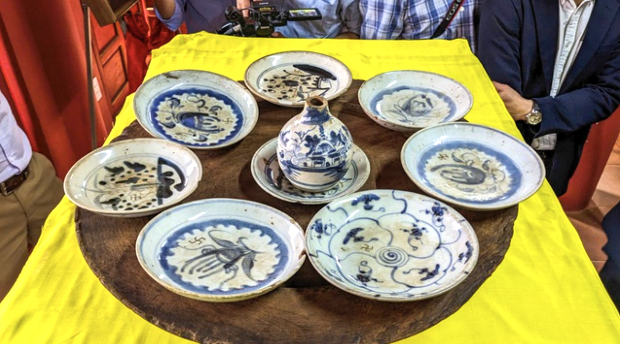 Tiếp nhận các hiện vật về vua Hàm Nghi phục vụ trưng bày tại nơi từng ban Dụ Cần Vương. Tiếp nhận các hiện vật về vua Hàm Nghi phục vụ trưng bày tại nơi từng ban Dụ Cần Vương.