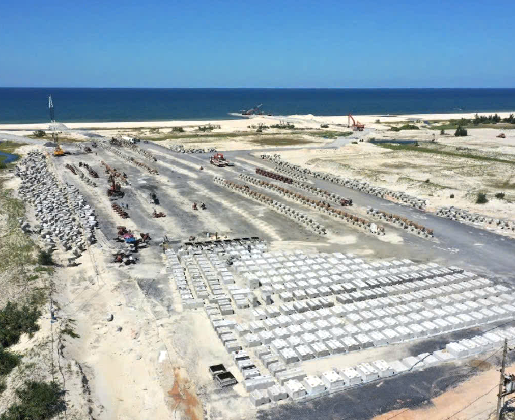 Cảng biển Mỹ Thủy đang xây dựng. Cảng biển Mỹ Thủy đang xây dựng.