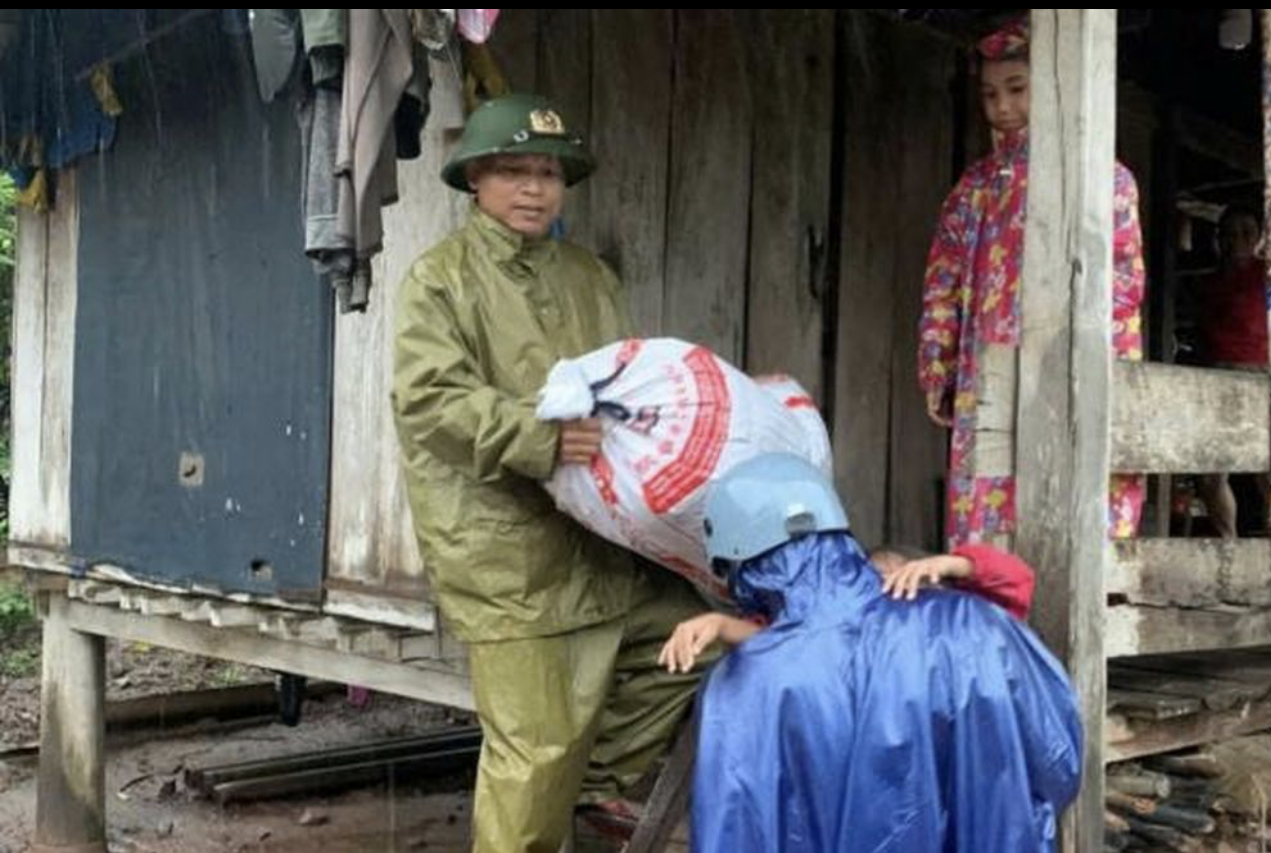 Lực lượng vũ trang ở huyện Hướng Hóa vận động, hỗ trợ di dời người dân xã Hướng Việt nằm trong vùng sạt lở đến nơi an toàn.