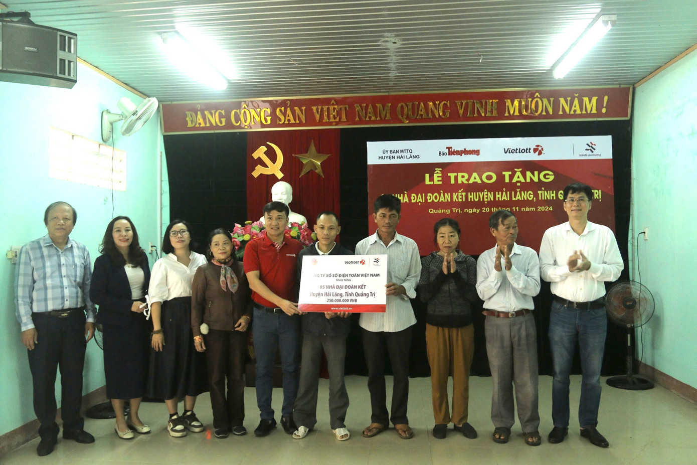 Trao tặng biển tượng trưng 5 căn nhà Đại đoàn kết trị giá 250 triệu đồng cho 5 hộ dân tại 3 xã Hải Định, Hải Dương và Hải Chánh ở huyện Hải Lăng, tỉnh Quảng Trị. Trao tặng biển tượng trưng 5 căn nhà Đại đoàn kết trị giá 250 triệu đồng cho 5 hộ dân tại 3 xã Hải Định, Hải Dương và Hải Chánh ở huyện Hải Lăng, tỉnh Quảng Trị.