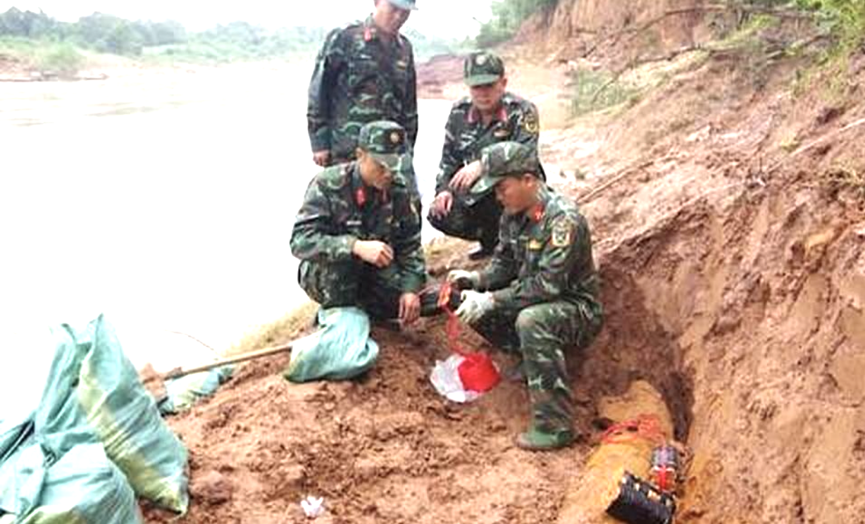 Lực lượng công binh tiến hành các bước để hủy nổ quả bom. Ảnh: CBQT