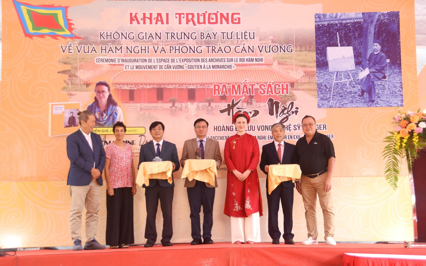 Chủ tịch Ủy ban Mặt trận Tổ quốc Việt Nam tỉnh Quảng Trị Đào Mạnh Hùng và lãnh đạo huyện Cam Lộ tiếp nhận các hiện vật của hậu duệ vua Hàm Nghi trao tặng. Chủ tịch Ủy ban Mặt trận Tổ quốc Việt Nam tỉnh Quảng Trị Đào Mạnh Hùng và lãnh đạo huyện Cam Lộ tiếp nhận các hiện vật của hậu duệ vua Hàm Nghi trao tặng.