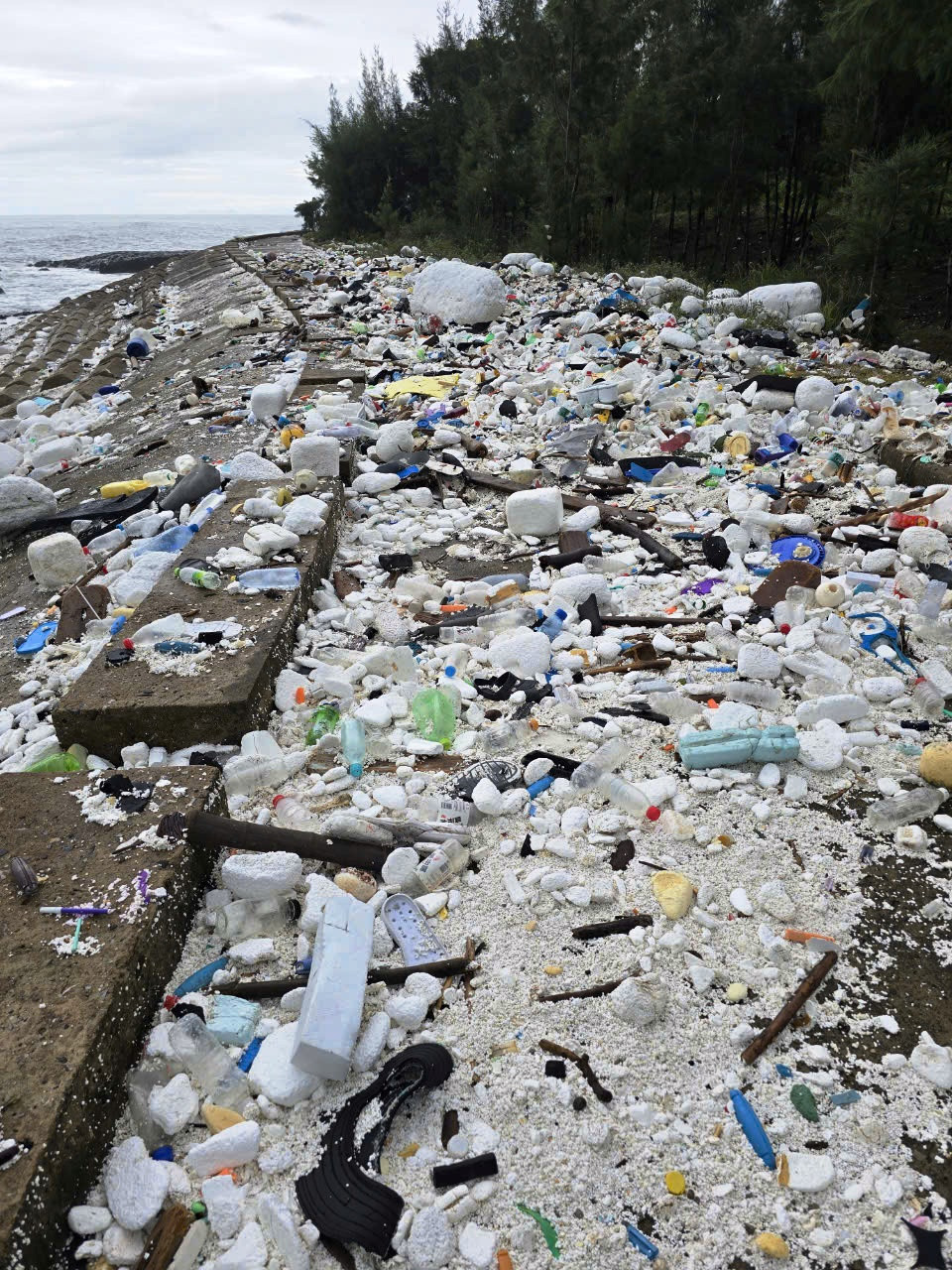 Sau bão số 6, rác thải đại dương dạt vào quanh đảo Cồn Cỏ với số lượng lớn.