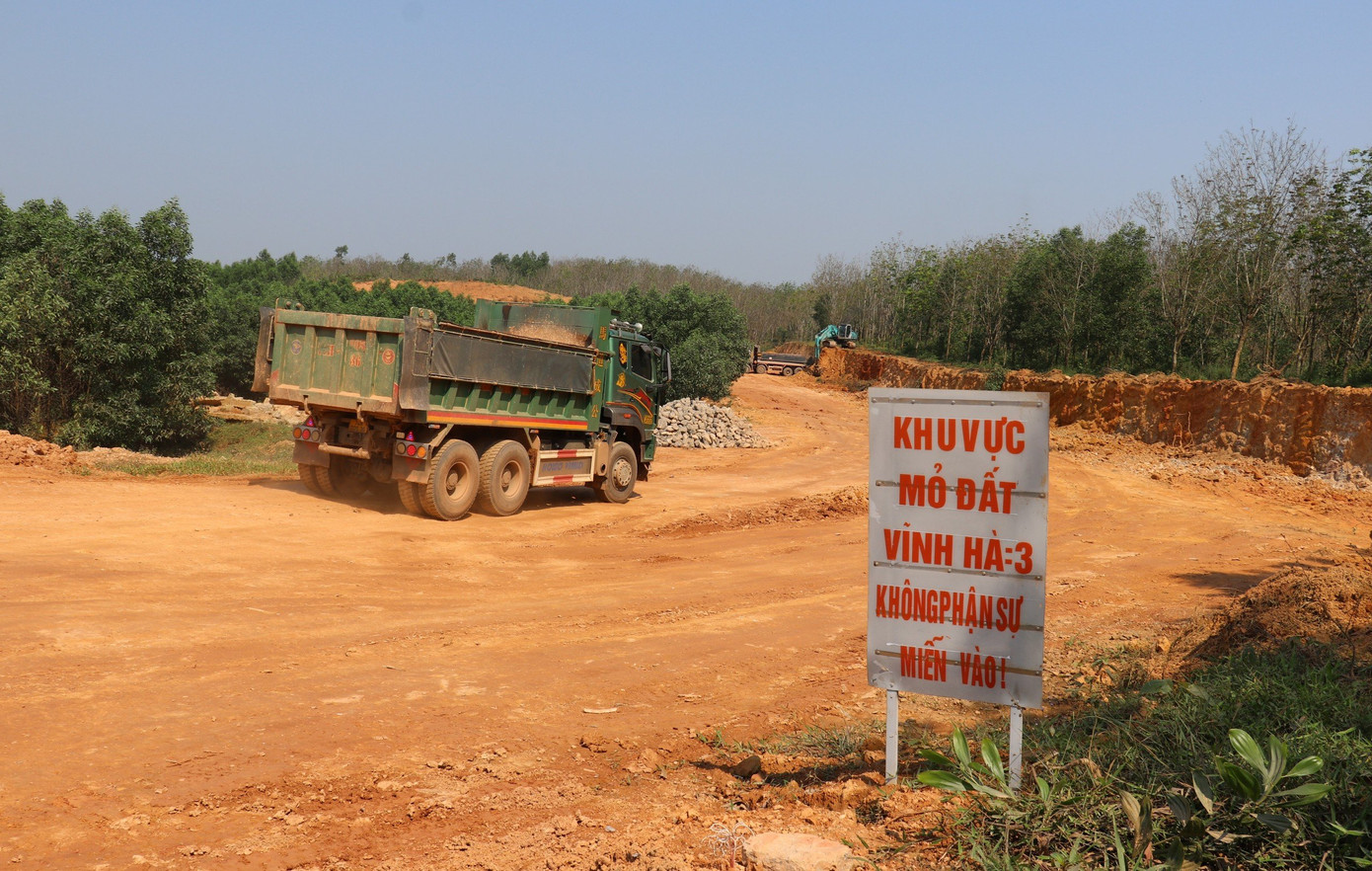 Khai thác mỏ đất Vĩnh Hà 3 ở huyện Vĩnh Linh, tỉnh Quảng Trị (Ảnh minh họa). Khai thác mỏ đất Vĩnh Hà 3 ở huyện Vĩnh Linh, tỉnh Quảng Trị (Ảnh minh họa).