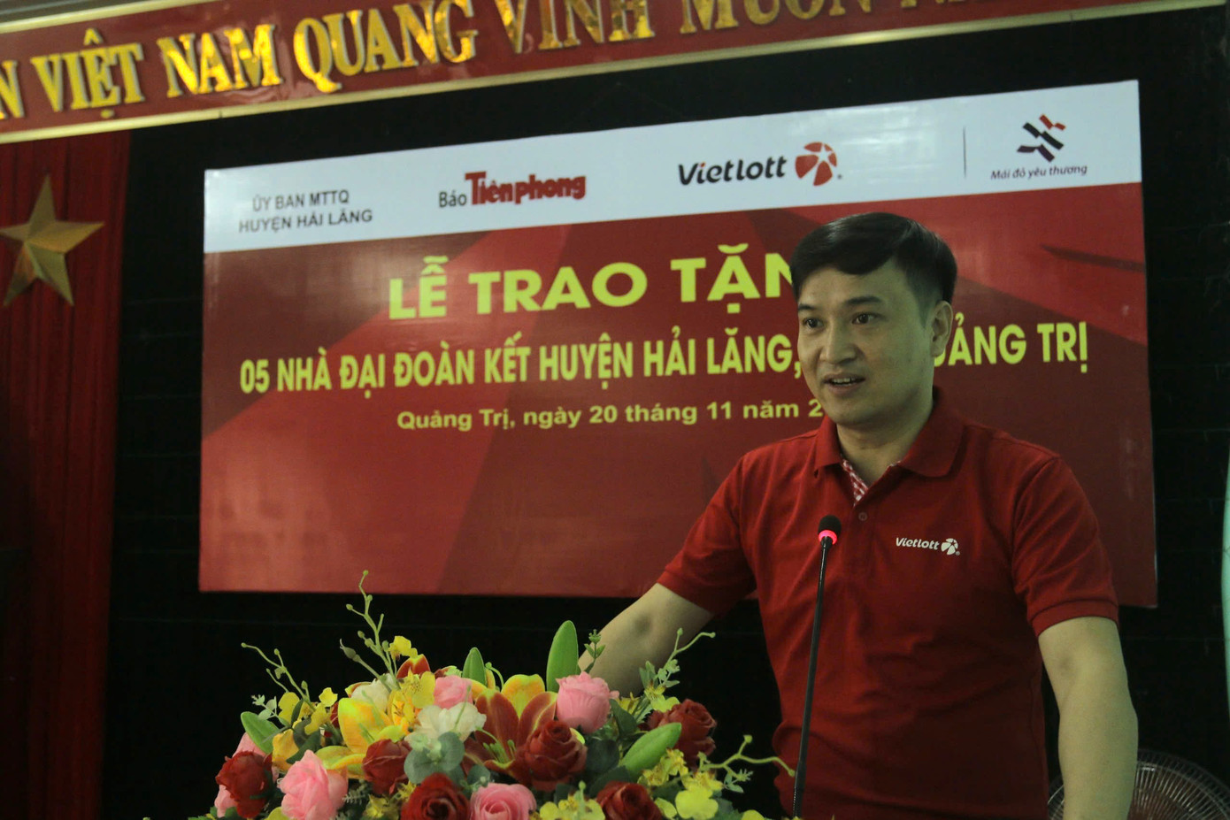 Ông Nguyễn Tuấn Đức, Giám đốc chi nhánh Nghệ An-Công ty TNHH MTV xổ số Điện toán Việt Nam (Vietlott) chia sẻ tại lễ tặng nhà Đại đoàn kết ở huyện Hải Lăng. Ông Nguyễn Tuấn Đức, Giám đốc chi nhánh Nghệ An-Công ty TNHH MTV xổ số Điện toán Việt Nam (Vietlott) chia sẻ tại lễ tặng nhà Đại đoàn kết ở huyện Hải Lăng.